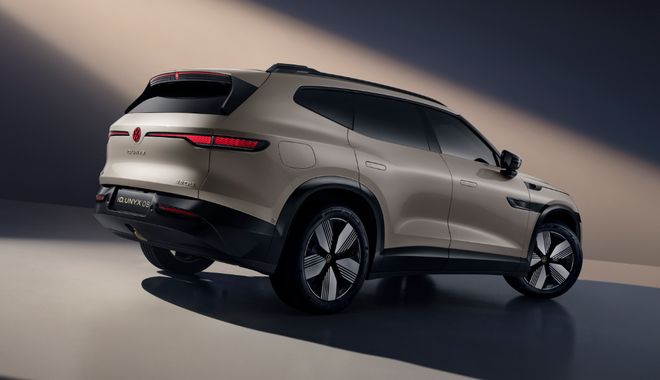 UV来了！中大型定位走平价路线开元棋牌金色车标高颜值大众S(图2)